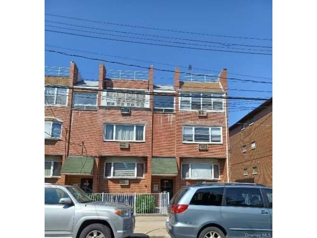  2 BR,  2.00 BTH &nbsp;Condo style home in Flushing