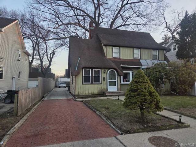  4 BR,  3.00 BTH &nbsp;Colonial style home in Roosevelt