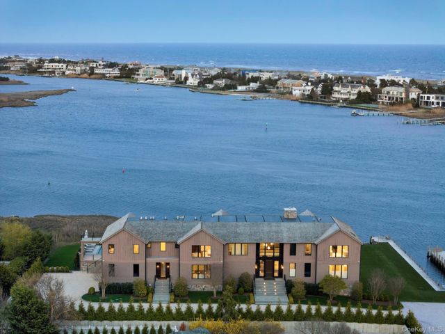  7 BR, 11.00 BTH &nbsp;Estate style home in Westhampton Beach