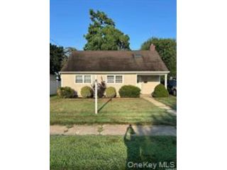  4 BR,  1.00 BTH &nbsp;Cape cod style home in Copiague