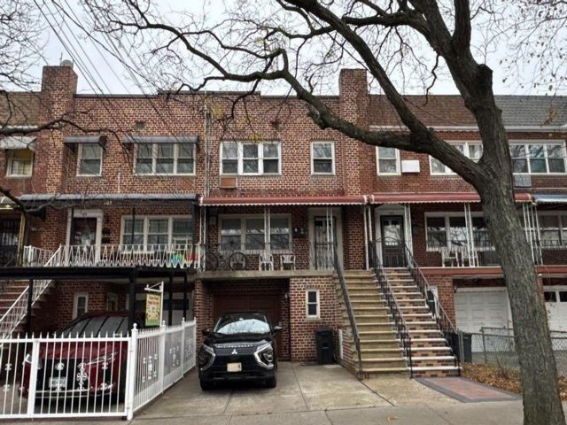  2 BR,  3.00 BTH &nbsp;House style home in Canarsie