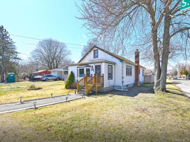  2 BR,  2.00 BTH &nbsp;A-frame style home in Selden