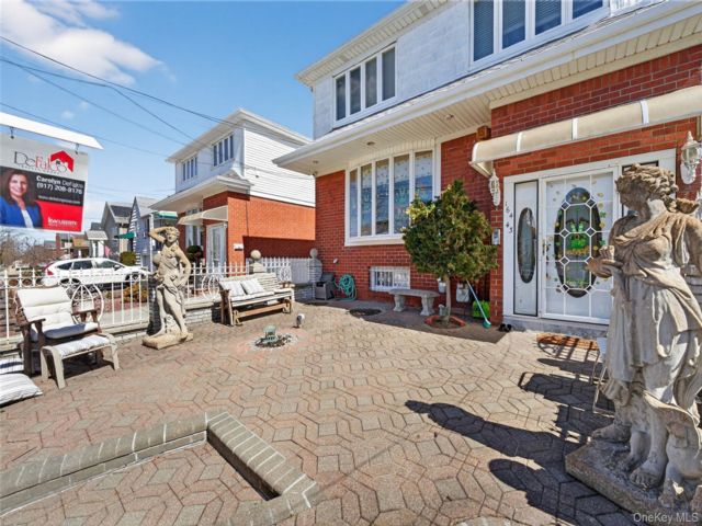  5 BR,  2.00 BTH &nbsp;House style home in Howard Beach