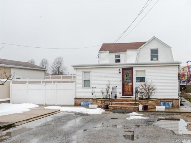  8 BR,  5.00 BTH &nbsp;House style home in Inwood
