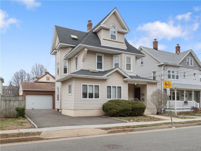  1 BR,  1.00 BTH &nbsp;Victorian style home in Mineola