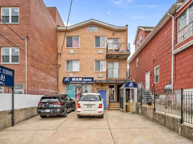  8 BR,  6.00 BTH &nbsp;Contemporary style home in Flushing