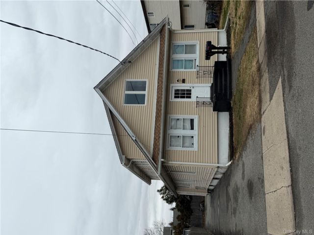  2 BR,  1.00 BTH &nbsp;Cape cod style home in Bay Shore