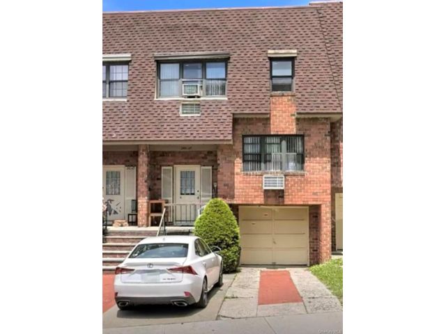  2 BR,  2.00 BTH &nbsp;House style home in Douglaston