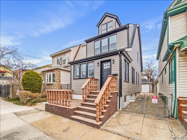  4 BR,  3.00 BTH &nbsp;Colonial style home in Richmond Hill