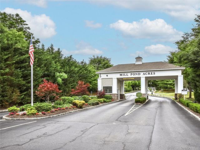  4 BR,  3.00 BTH &nbsp;Condo style home in Port Washington