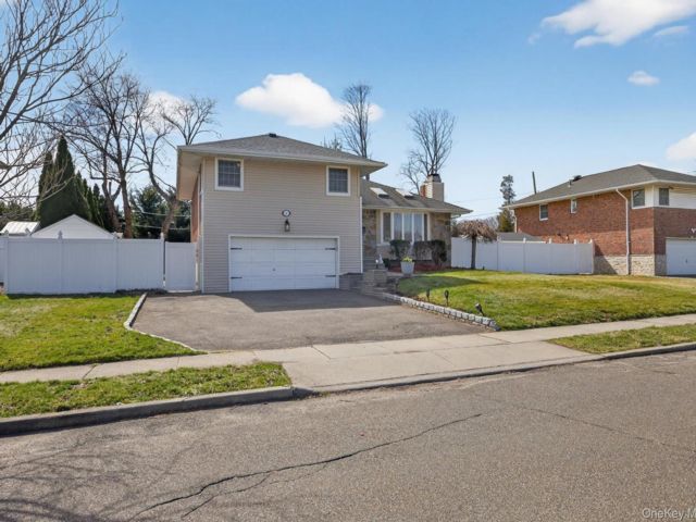  3 BR,  4.00 BTH &nbsp;Split level style home in Woodbury