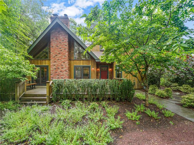  4 BR,  4.00 BTH &nbsp;Contemporary style home in East Hampton