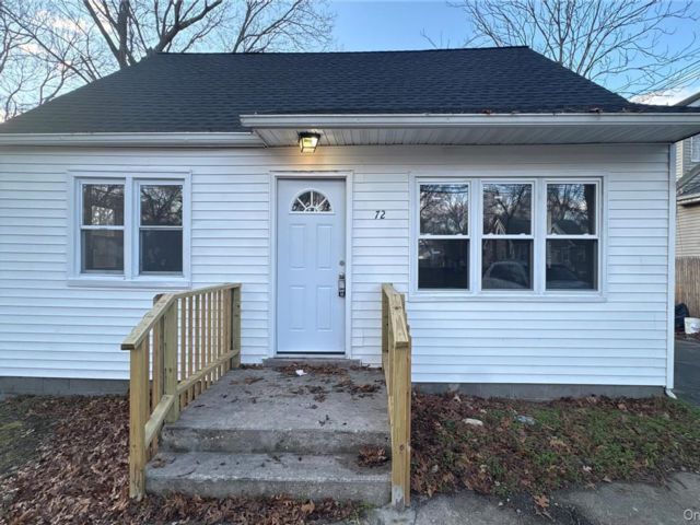  4 BR,  1.00 BTH &nbsp;Cape cod style home in Coram