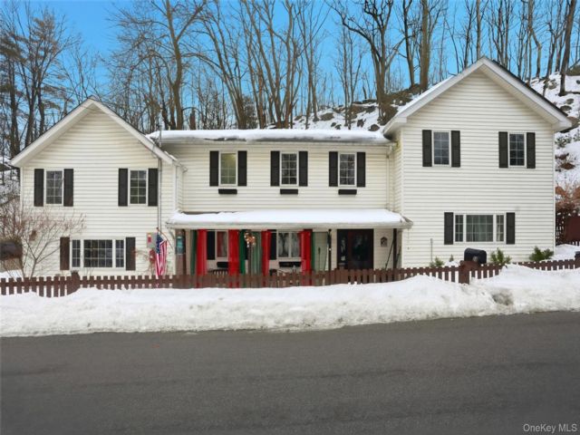  3 BR,  3.00 BTH &nbsp;Colonial style home in Cornwall On Hudson