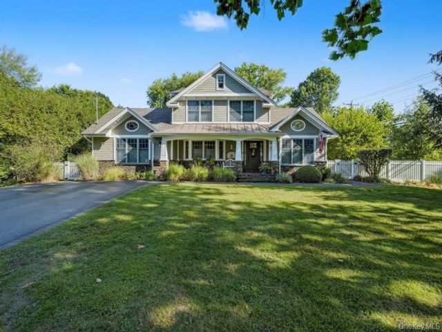  4 BR,  3.00 BTH &nbsp;Colonial style home in East Northport