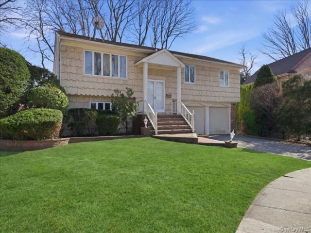  4 BR,  3.00 BTH &nbsp;Hi ranch style home in Westbury