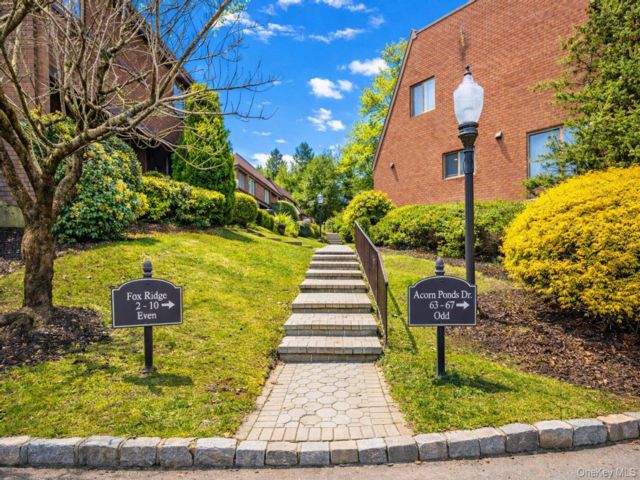  3 BR,  3.00 BTH &nbsp;Condo style home in Roslyn