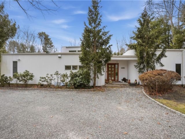  4 BR,  3.00 BTH &nbsp;Contemporary style home in Quogue