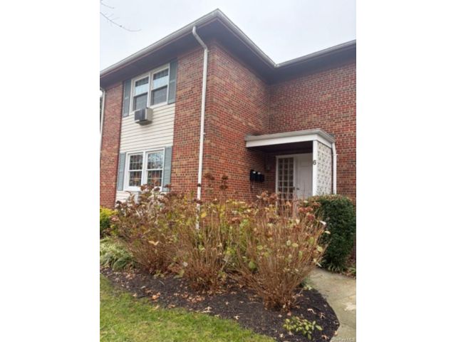  1 BR,  1.00 BTH &nbsp;Condo style home in Rockville Centre