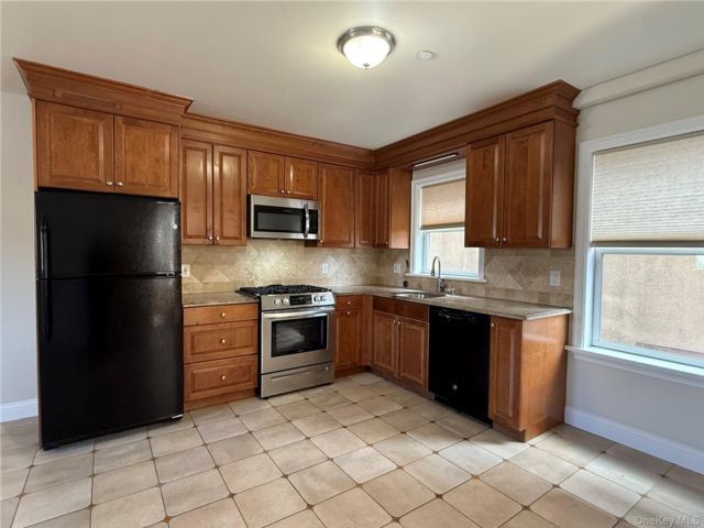  3 BR,  2.00 BTH &nbsp;Contemporary style home in Ossining
