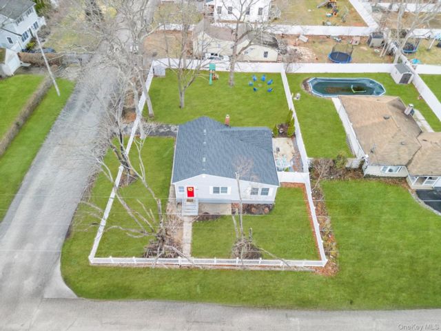  3 BR,  1.00 BTH &nbsp;Ranch style home in Holtsville