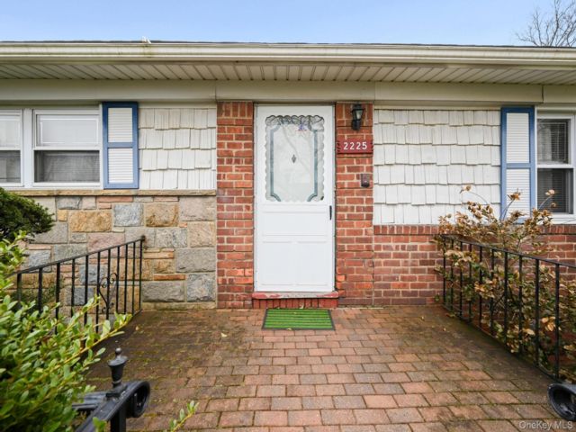  3 BR,  1.00 BTH &nbsp;Ranch style home in Elmont