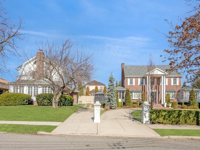  4 BR,  4.00 BTH &nbsp;Cape cod style home in Malba