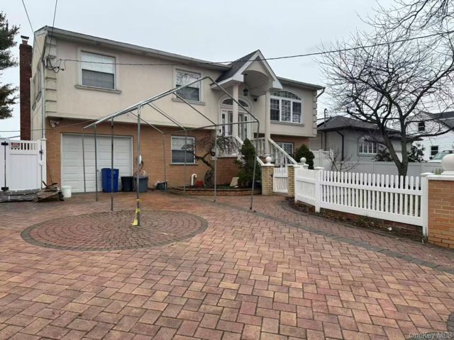  5 BR,  2.00 BTH &nbsp;Other style home in Lindenhurst