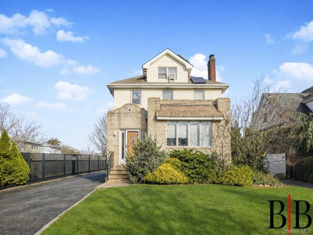  4 BR,  2.00 BTH &nbsp;Other style home in Elm Park