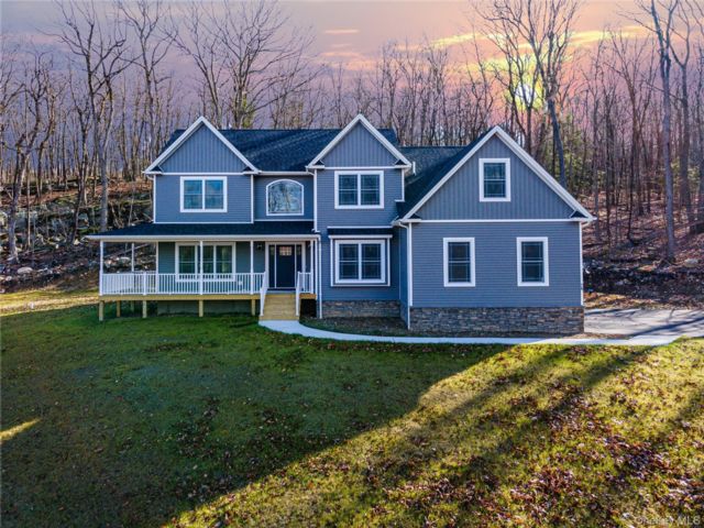  4 BR,  3.00 BTH &nbsp;Colonial style home in Salisbury Mills
