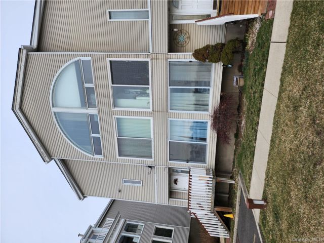  2 BR,  2.00 BTH &nbsp;Condo style home in City Island