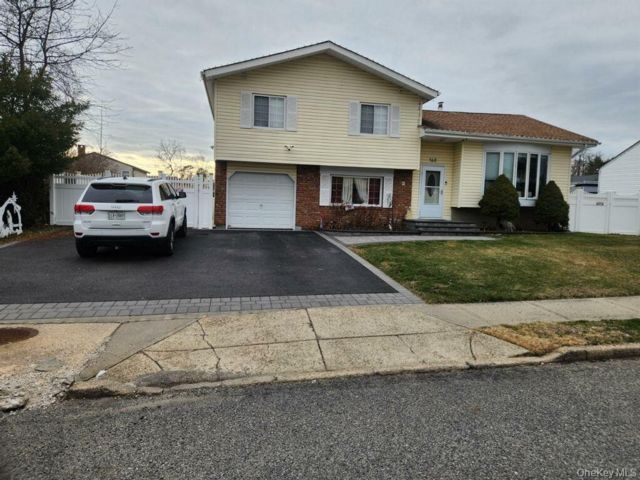  4 BR,  2.00 BTH &nbsp;Split level style home in Central Islip