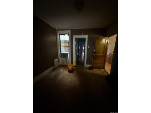 12 BR,  6.00 BTH &nbsp;Traditional style home in Ridgewood