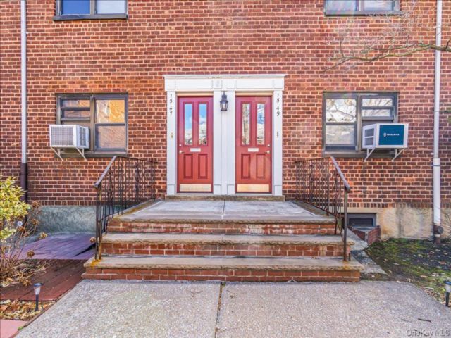  2 BR,  1.00 BTH &nbsp;Garden style home in Whitestone