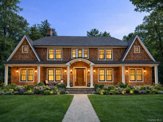  4 BR,  4.00 BTH &nbsp;Colonial style home in Dix Hills