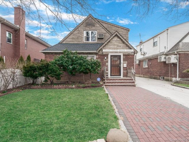  5 BR,  3.00 BTH &nbsp;Exp cape style home in Bayside