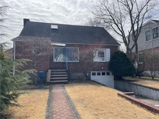  3 BR,  3.00 BTH &nbsp;Cape cod style home in Valley Stream