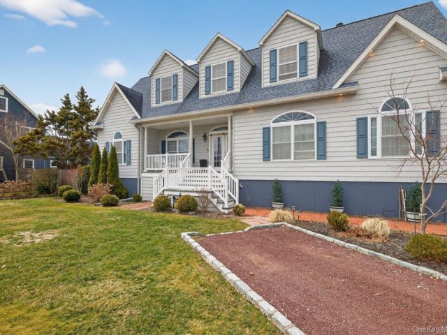  6 BR,  5.00 BTH &nbsp;Colonial style home in Bay Shore