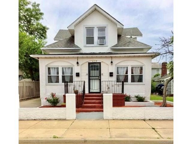  2 BR,  1.00 BTH &nbsp;Traditional style home in Long Beach