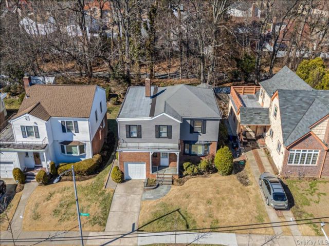  5 BR,  3.00 BTH &nbsp;Colonial style home in Oakland Gardens