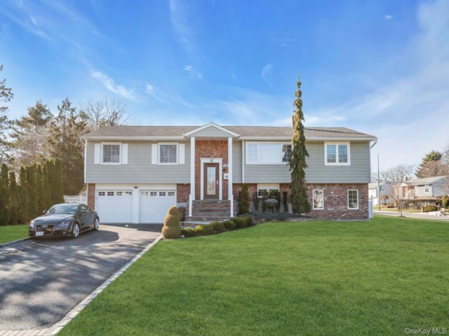  5 BR,  4.00 BTH &nbsp;Hi ranch style home in Commack