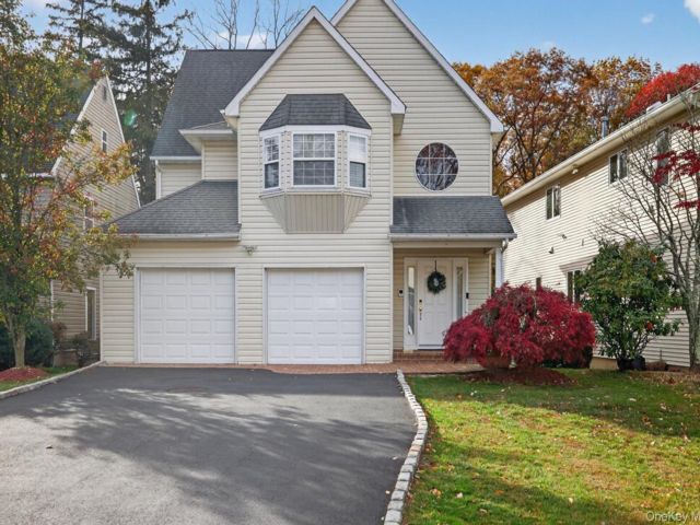  4 BR,  3.00 BTH &nbsp;Colonial style home in Wheatley Heights