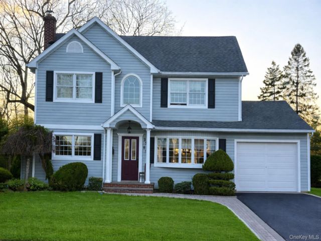  5 BR,  3.00 BTH &nbsp;Colonial style home in Wantagh