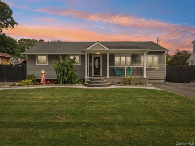  3 BR,  2.00 BTH &nbsp;Ranch style home in West Babylon