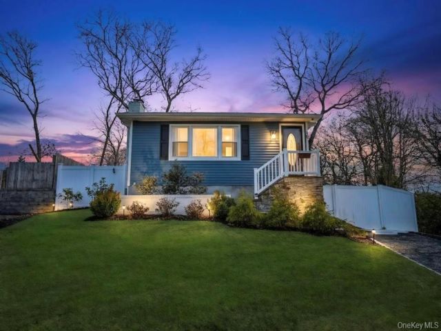  3 BR,  2.00 BTH &nbsp;Raised ranch style home in Sound Beach