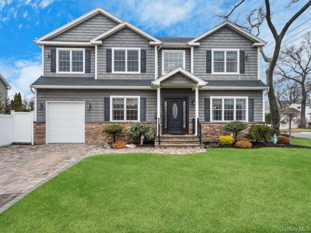  4 BR,  3.00 BTH &nbsp;Colonial style home in Massapequa Park