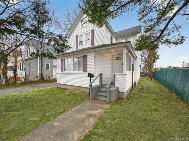  3 BR,  2.00 BTH &nbsp;Colonial style home in Port Jefferson