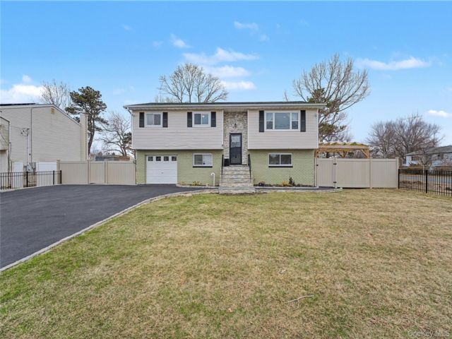  4 BR,  3.00 BTH &nbsp;Hi ranch style home in Wyandanch