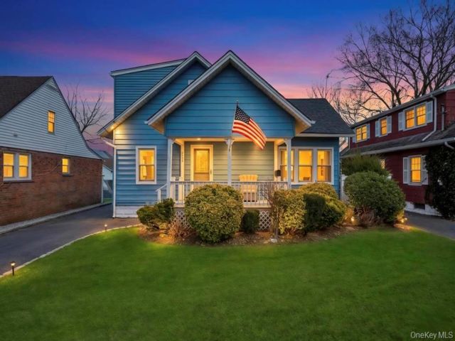  5 BR,  3.00 BTH &nbsp;Cape cod style home in North Baldwin