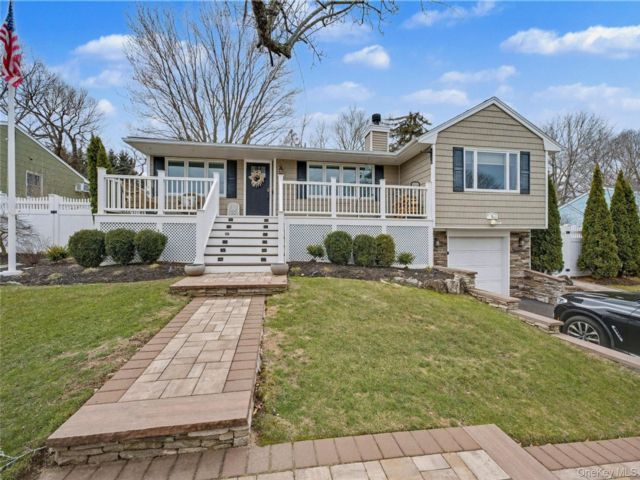  3 BR,  3.00 BTH &nbsp;Raised ranch style home in Kings Park